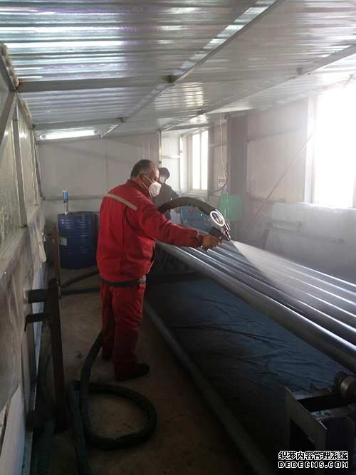 聚脲噴涂機在屋頂面防水領域上的應用(圖1) 鋼管噴涂聚脲