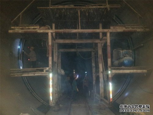 便攜聚脲噴涂機(圖2) 穿黃工程聚脲防水施工