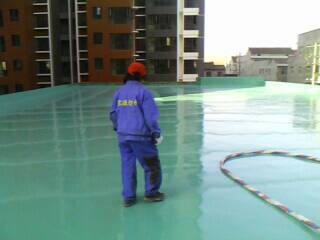 聚脲噴涂施工現(xiàn)場(圖1) 聚脲噴涂施工現(xiàn)場